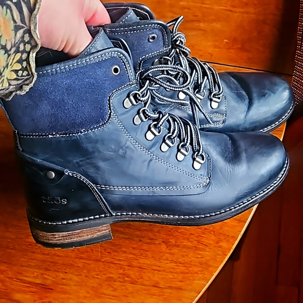 Like new black taos boots